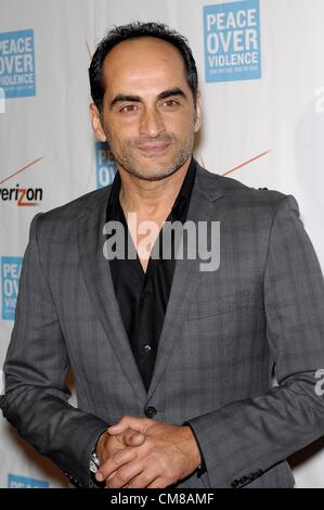 Navid Negahban presso gli arrivi per la pace sulla violenza: premi umanitari cena, l'Hotel Beverly Hills, Beverly Hills, CA 26 ottobre 2012. Foto Da: Michael Germana/Everett Collection Foto Stock