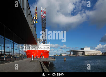 Ottobre, Venerdì 26, 2012 - PACIFICO ORCA, del parco eolico offshore più grande nave di installazione mai costruito in visita a Copenaghen. Il Pacifico Orca è un appositamente costruito heavy-lift jack-up la nave deve essere di proprietà di Swire Pacific, azionato da Swire blu oceano, Copenaghen. PACIFIC ORCA arrivato a Kvaesthusbroen nel porto di Copenhagen Ottobre 23 - lasciando agli inizi di ottobre 28. Cerimonia di denominazione, presentazione per i clienti e il pubblico disposto dal danese affiliata Swire blu oceano. Il recipiente è stato consegnato da Samsung Heavy Industries, Corea. Foto Stock