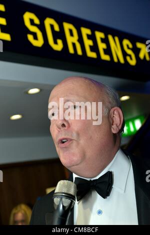 Julian Fellowes all'apertura di un nuovo cinema Odeon in Dorchester Dorset, Regno Unito. Egli è stato ospite di onore per una mostra del primo film vi il nuovo film di James Bond film Skyfall. 26 ottobre, 2012 Foto Stock