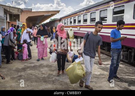 Ottobre 27, 2012 - Sungai Kolok, Narathiwat, Thailandia - musulmana passeggeri in attesa di un treno in direzione nord durante l'Eid al-Adha holiday in stazione di Sungai Kolok, provincia di Narathiwat, Thailandia. Molti musulmani corsa durante la vacanza, sia per vacanza o per essere più vicini alla famiglia. Sungai Kolok è stato un centro di la violenza degli estremisti. Diversi auto bombe sono state fatte detonare in città, che è sul confine malese e molto popolare con i turisti malese. Più di 5 mila persone sono state uccise e oltre 9 mila feriti in più di 11.000 incidenti, o circa 3,5 al giorno in Thailandia del tre s Foto Stock