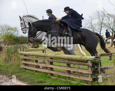 Lato piloti sella entrato a far parte del campo in numeri da record per il soddisfare di apertura della caccia di Quorn, svoltasi presso il canile, Kirby Bellars, Inghilterra, 26 ottobre 2012. Foto Stock