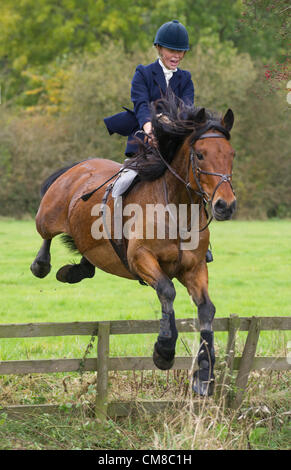 Un lato sella pilota si unisce il numero record di prendere parte all'incontro di apertura della caccia di Quorn, svoltasi presso il canile, Kirby Bellars, Inghilterra, Regno Unito. Il 26 ottobre 2012. Sidesaddle risale all'antichità e sviluppati nei paesi europei nel Medioevo come un modo per le donne in gonne a montare a cavallo in un modesto moda. In questi ultimi anni di equitazione sella laterale ha goduto di maggiore popolarità grazie agli appassionati che hanno messo in mostra a spettacoli e manifestazioni. Foto Stock