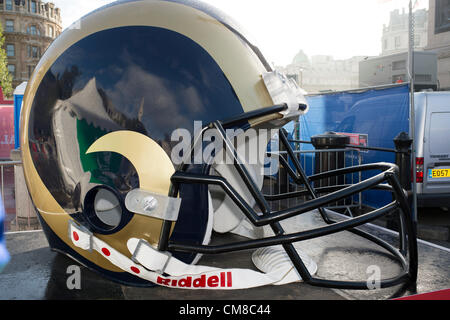 Il 27 ottobre 2012, Trafalgar Square, Londra, Regno Unito. Davanti a domani NFL Football americano gioco tra New England Patriots e il St.Louis Rams. Fan ha ottenuto di vedere cheerleadres eseguire da entrambe le squadre, importanti protagonisti del passato e del presente e musica. Foto Stock