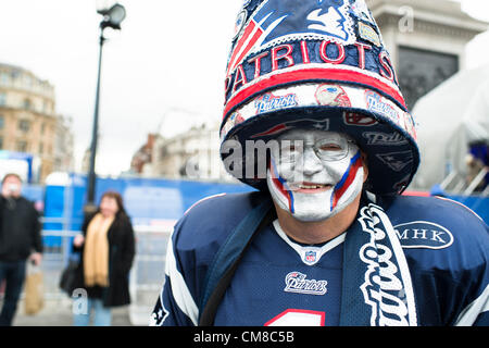 Il 27 ottobre 2012, Trafalgar Square, Londra, Regno Unito. Davanti a domani NFL Football americano gioco tra New England Patriots e il St.Louis Rams. Fan ha ottenuto di vedere cheerleadres eseguire da entrambe le squadre, importanti protagonisti del passato e del presente e musica. Foto Stock