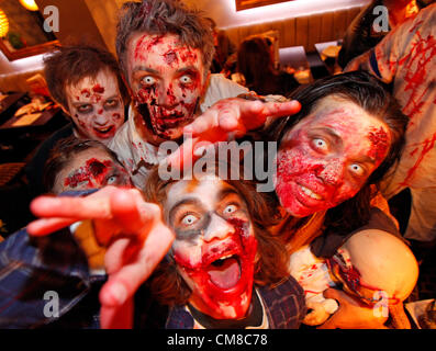 Londra, Regno Unito. Il 27 ottobre 2012. Persone vestite come zombie celebrare Halloween in costume su un pub crawl a Londra Halloween Zombie a piedi 2012. Foto Stock