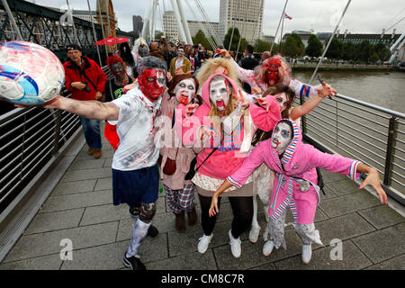 Londra, Regno Unito. Il 27 ottobre 2012. Persone vestite come zombie celebrare Halloween in costume su un pub crawl a Londra Halloween Zombie a piedi 2012. Foto Stock