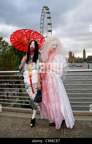 Londra, Regno Unito. Il 27 ottobre 2012. Persone vestite come zombie celebrare Halloween in costume su un pub crawl a Londra Halloween Zombie a piedi 2012. Foto Stock