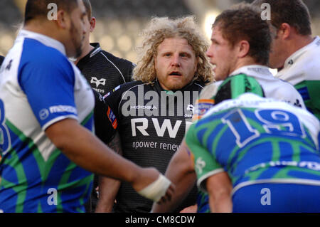 27 Ottobre 2012 - RaboDirect Pro 12 - Asprì v Connacht - Swansea - REGNO UNITO : Duncan Jones del falco pescatore. Foto Stock