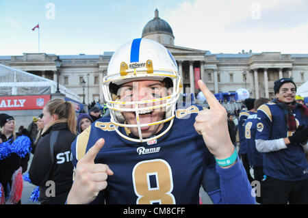 Trafalgar Square, Londra, Regno Unito. Il 27 ottobre 2012. Un uomo nel football americano kit nella parte anteriore della Galleria Nazionale. La ventola di NFL Rally in Trafalgar Square, un evento sponsorizzato da Sky sports celebra il football americano prima della partita di Domenica tra San Louis Rams e il New England Patriots a Wembley. Foto Stock