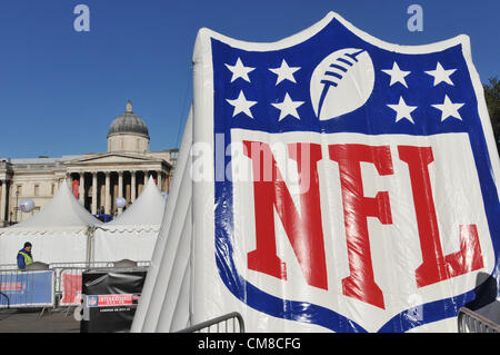 Trafalgar Square, Londra, Regno Unito. Il 27 ottobre 2012. Il segno di NFL e la Galleria Nazionale. La ventola di NFL Rally in Trafalgar Square, un evento sponsorizzato da Sky sports celebra il football americano prima della partita di Domenica tra San Louis Rams e il New England Patriots a Wembley. Foto Stock