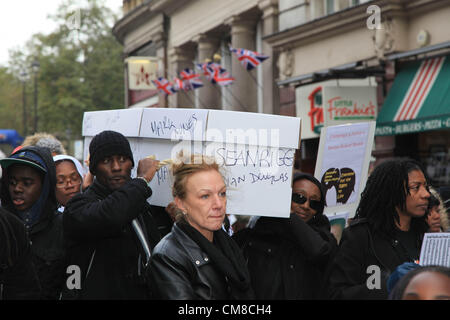 Londra, Regno Unito. Il 27 ottobre 2012 il Regno familiari e amici in campagna (UFFC) raccolti in Trafalgar Square oggi prima di marciare a Downing Street. Vi è stato un rally trattenuta lì con vari relatori e una lettera è stata consegnata al No.10. Foto Stock