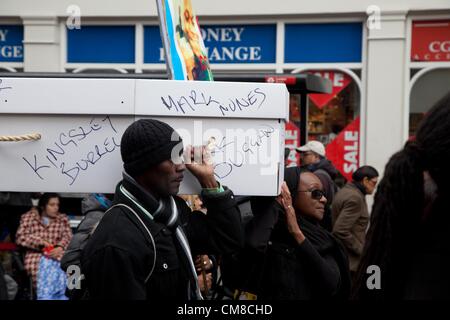 Londra, Regno Unito. Il 27 ottobre 2012 una bara fatta di cartone è stata adottata in marzo. Il Regno familiari e amici in campagna (UFFC) raccolti in Trafalgar Square oggi prima di marciare a Downing Street. Foto Stock