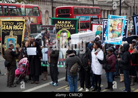 Londra, Regno Unito. Il 27 ottobre 2012 i familiari e gli amici erano striscioni e cartelli con i nomi e le foto delle persone che avevano passato lontano. Il Regno familiari e amici in campagna (UFFC) raccolti in Trafalgar Square oggi prima di marciare a Downing Street. Foto Stock