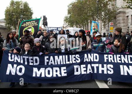 Londra, Regno Unito. Il 27 ottobre 2012 il Regno familiari e amici in campagna (UFFC) raccolti in Trafalgar Square oggi prima di marciare a Downing Street. Vi è stato un rally trattenuta lì con vari relatori e una lettera è stata consegnata al No.10. Foto Stock