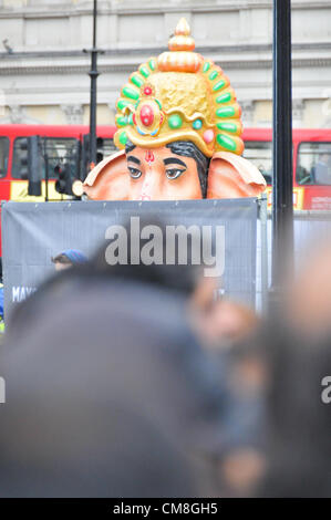 Trafalgar Square, Londra, Regno Unito. Il 28 ottobre 2012. Una statua del dio indù Ganesh guarda oltre la folla a Trafalgar Square. Diwali a Trafalgar Square celebra la "Festa delle Luci' e viene celebrata da entrambi gli indù e sikh e Jainisti. Foto Stock