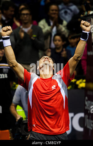 28.10.2012 Valencia, Spagna. David Ferrer la Spagna celebra la sua vittoria sul Alexandr Dolgopolov dell'Ucraina diventando campione del Valencia Open 500 sul Valencia 500 aprire il gioco finale tra David Ferrer della Spagna e Alexandr Dolgopolov dell'Ucraina dall'l'edificio Agora. Foto Stock