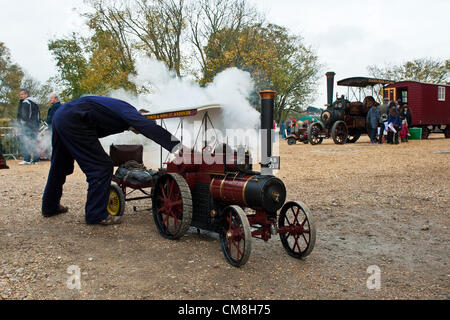 Brighton e Hove, Regno Unito. 28 ottobre, 2012. Full Steam Ahead per il piccolo gigante - un terzo delle dimensioni complete di repliche di un motore dai primi del Novecento che ha preso il proprietario Andrew Breese 18 anni per costruire. Una rara open day presso il British Engineerium, Hove. photo©Julia Claxton Foto Stock