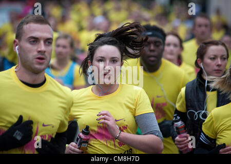 Londra, UK, domenica 28 ottobre 2012. I corridori prendere parte nella corsa al ritmo mezza maratona su Park Row, Greenwich in aiuto di carità. L'evento, coinvolgendo 18.500 partecipanti avviene su un percorso attorno a Docklands, iniziando e terminando con la O2 Arena. Foto Stock