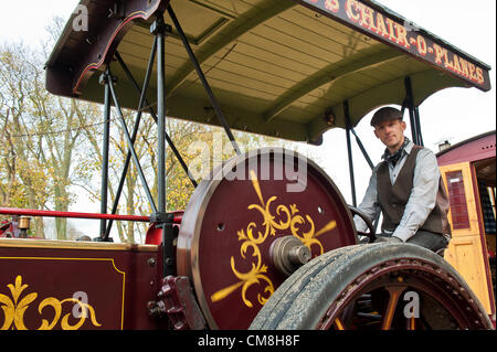 Brighton e Hove, Regno Unito. 28 ottobre, 2012. Shane gioiello, orgogliosa steersman della tigre - un 1918 Burrell "Medaglia d'Oro" del trattore su rari open day presso il British Engineerium, Hove. photo©Julia Claxton Foto Stock