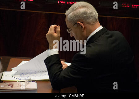 Il primo ministro Benjamin Netanyahu alla Knesset plenum. Gerusalemme, Israele. Il 28 ottobre 2012. Knesset Plenum mantiene la sessione speciale per onorare la memoria di Yitzhak Rabin‎, ex primo ministro e ministro della Difesa, il capo del personale e il Premio Nobel per la pace, assassinato il 4 novembre 1995 in un raduno di pace a Tel Aviv. Foto Stock