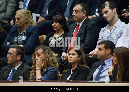 Dalia Rabin-Pelossof (centro inferiore), figlia del compianto Yitzhak Rabin‎, prende parte ad una speciale sessione Knesset in memoria di Yitzhak Rabin‎. Gerusalemme, Israele. Il 28 ottobre 2012. Knesset Plenum mantiene la sessione speciale per onorare la memoria di Yitzhak Rabin‎, ex primo ministro e ministro della Difesa, il capo del personale e il Premio Nobel per la pace, assassinato il 4 novembre 1995 in un raduno di pace a Tel Aviv. Foto Stock