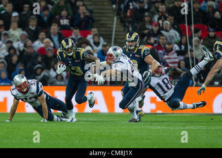 28.10.2012. Londra, Regno Unito. Rams wide receiver Chris Givens corre per un guadagno durante la NFL Pepsi Max Internation Serie di game tra la St Louis Rams e il New England Patriots allo Stadio di Wembley domenica 28 ottobre. Foto Stock