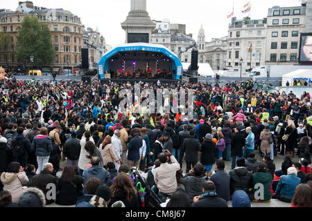 28 ottobre 2012, Londra, Regno Unito. Ogni anno il Festival Hindhu di luci o di Diwali è celebrata in Trafalgar Square in una joint venture tra il sindaco di Londra e il Diwali a Londra. Questo anno si è aperto con Garba tradizionali balli in piazza per dare inizio alla festa, prima dell'apertura ufficiale dal vice sindaco di Londra. Un certo numero di atti seguita da scuole locali internazionali di musica asiatica stelle. Foto Stock