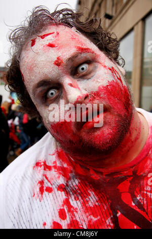 Uomo vestito/sfilando come zombie a Sheffield spavento notte; Gran Bretagna il più grande carnevale di Halloween Foto Stock