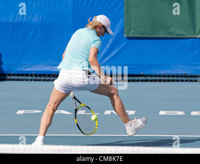 Ottobre 27, 2012 - Delray Beach, Florida, Stati Uniti - MARTINA NAVRATILOVA restituisce una sfera colpendolo tra le sue gambe durante la sua corrispondenza alla 2012 Chris Evert/Raymond James Pro-Celebrity classico del tennis. (Credito Immagine: © Fred Mullane/ZUMAPRESS.com) Foto Stock