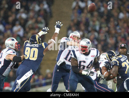 28.10.2012 Londra, Inghilterra. NE Patriots QB Tom Brady durante la NFL International Series 2012 gioco tra la fattura Belichick e Tom Brady ha portato New England Patriots e la St Louis Rams dallo stadio di Wembley. Foto Stock