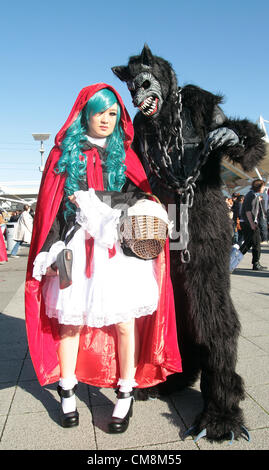 Gli ospiti vestiti fino a questo anno di Londra MCM Comic Con Expo presso il centro Excel. Un evento di due giorni che attrae oltre centomila persone la maggior parte di chi si veste di loro preferito comico-sci-fi o video game character. Londra, Regno Unito. 27 10 2012 Foto Stock