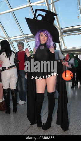 Gli ospiti vestiti fino a questo anno di Londra MCM Comic Con Expo presso il centro Excel. Un evento di due giorni che attrae oltre centomila persone la maggior parte di chi si veste di loro preferito comico-sci-fi o video game character. Londra, Regno Unito. 27 10 2012 Foto Stock