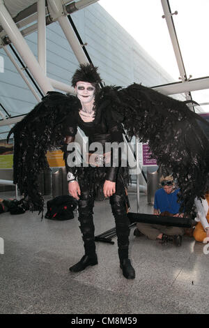 Gli ospiti vestiti fino a questo anno di Londra mcm comic con expo presso il centro excel. un evento di due giorni che attrae oltre centomila persone la maggior parte di chi si veste di loro preferito comico-sci-fi o video game character. Londra, Regno Unito. 27 10 2012 Foto Stock