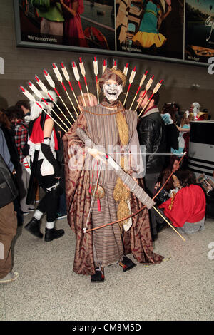 Gli ospiti vestiti fino a questo anno di Londra MCM Comic Con Expo presso il centro Excel. Un evento di due giorni che attrae oltre centomila persone la maggior parte di chi si veste di loro preferito comico-sci-fi o video game character. Londra, Regno Unito. 27 10 2012 Foto Stock