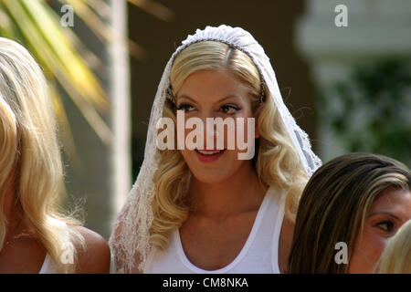 Ottobre 29, 2012 - Los Angeles, CA, Stati Uniti - Tori Spelling si prepara per il suo matrimonio al Bel Air Hotel con le sue damigelle il giorno del matrimonio (credito Immagine: © Jonathan Alcorn/ZUMAPRESS.com) Foto Stock