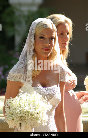 Ottobre 29, 2012 - Los Angeles, CA, Stati Uniti - Tori Spelling si prepara per il suo matrimonio al Bel Air Hotel con le sue damigelle il giorno del matrimonio (credito Immagine: © Jonathan Alcorn/ZUMAPRESS.com) Foto Stock