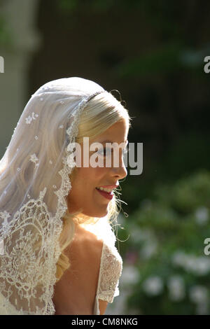 Ottobre 29, 2012 - Los Angeles, CA, Stati Uniti - Tori Spelling si prepara per il suo matrimonio al Bel Air Hotel con le sue damigelle il giorno del matrimonio (credito Immagine: © Jonathan Alcorn/ZUMAPRESS.com) Foto Stock