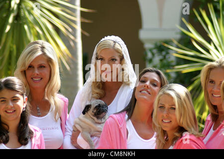 Ottobre 29, 2012 - Los Angeles, CA, Stati Uniti - Tori Spelling si prepara per il suo matrimonio al Bel Air Hotel con le sue damigelle il giorno del matrimonio (credito Immagine: © Jonathan Alcorn/ZUMAPRESS.com) Foto Stock