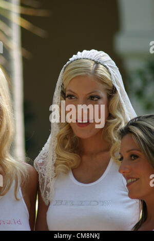 Ottobre 29, 2012 - Los Angeles, CA, Stati Uniti - Tori Spelling si prepara per il suo matrimonio al Bel Air Hotel con le sue damigelle il giorno del matrimonio (credito Immagine: © Jonathan Alcorn/ZUMAPRESS.com) Foto Stock