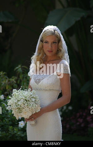 Ottobre 29, 2012 - Los Angeles, CA, Stati Uniti - Tori Spelling si prepara per il suo matrimonio al Bel Air Hotel con le sue damigelle il giorno del matrimonio (credito Immagine: © Jonathan Alcorn/ZUMAPRESS.com) Foto Stock