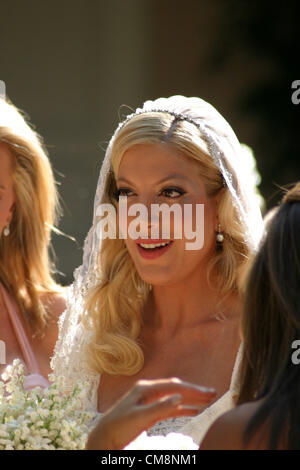 Ottobre 29, 2012 - Los Angeles, CA, Stati Uniti - Tori Spelling si prepara per il suo matrimonio al Bel Air Hotel con le sue damigelle il giorno del matrimonio (credito Immagine: © Jonathan Alcorn/ZUMAPRESS.com) Foto Stock