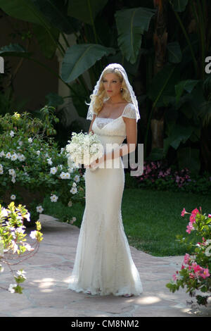 Ottobre 29, 2012 - Los Angeles, CA, Stati Uniti - Tori Spelling si prepara per il suo matrimonio al Bel Air Hotel con le sue damigelle il giorno del matrimonio (credito Immagine: © Jonathan Alcorn/ZUMAPRESS.com) Foto Stock