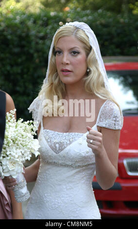 Ottobre 29, 2012 - Los Angeles, CA, Stati Uniti - Tori Spelling si prepara per il suo matrimonio al Bel Air Hotel con le sue damigelle il giorno del matrimonio (credito Immagine: © Jonathan Alcorn/ZUMAPRESS.com) Foto Stock