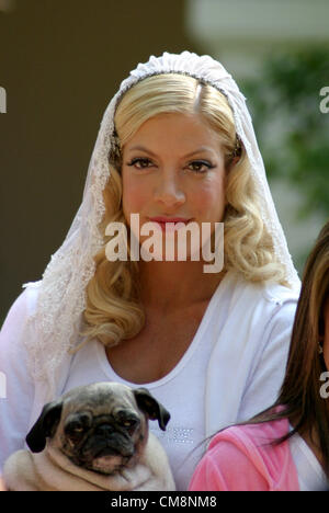 Ottobre 29, 2012 - Los Angeles, CA, Stati Uniti - Tori Spelling si prepara per il suo matrimonio al Bel Air Hotel con le sue damigelle il giorno del matrimonio (credito Immagine: © Jonathan Alcorn/ZUMAPRESS.com) Foto Stock