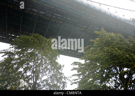 Ottobre 29, 2012, Brooklyn, NY, Stati Uniti. Uragano Sandy pioggia e vento lacrime attraverso gli alberi al di sotto del ponte di Manhattan a Brooklyn, New York. Foto Stock