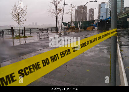 New York, Stati Uniti d'America. 29 ottobre, 2012. Scene della East River e FDR prima dell'arrivo dell'Uragano Sandy Ottobre 29, 2012 in New York City. (Foto di Donald Bowers/Alamy Live News) Foto Stock
