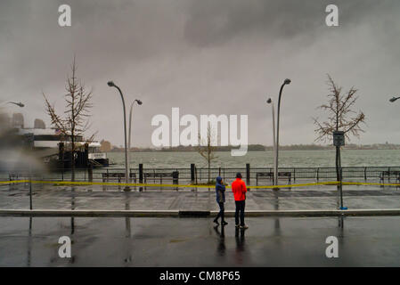 New York, Stati Uniti d'America. 29 ottobre, 2012. Scene della East River e FDR prima dell'arrivo dell'Uragano Sandy Ottobre 29, 2012 in New York City. (Foto di Donald Bowers/Alamy Live News) Foto Stock