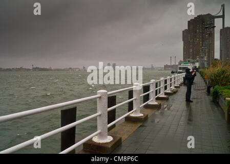 New York, Stati Uniti d'America. 29 ottobre, 2012. Scene della East River e FDR prima dell'arrivo dell'Uragano Sandy Ottobre 29, 2012 in New York City. (Foto di Donald Bowers/Alamy Live News) Foto Stock