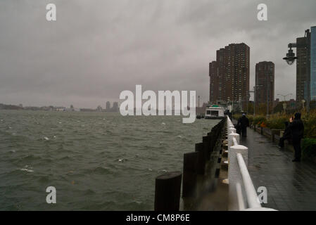 New York, Stati Uniti d'America. 29 ottobre, 2012. Scene della East River e FDR prima dell'arrivo dell'Uragano Sandy Ottobre 29, 2012 in New York City. (Foto di Donald Bowers/Alamy Live News) Foto Stock
