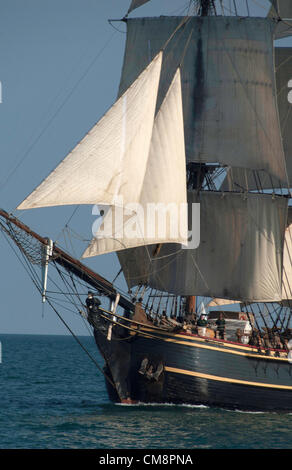 24 agosto 2010 - Chicago, Illinois, Stati Uniti - FILE - Il sistema HMS Bounty, 180 piedi di altezza nave affondata al largo della costa della Carolina del Nord a circa 90 miglia a sud-est di Hatteras. 14 membri di equipaggio sono stati liberati e 2 sono mancanti. Gli Stati Uniti Guardia costiera hanno recuperato il 14 che erano in due zattere di salvataggio. Il dispositivo HMS Bounty era costruito come una replica di originale British nave da trasporto per il 1962 film, 'Mutiny sul Bounty' e 'Pirati dei Caraibi Deadman al torace." Nella foto: 24 agosto 2012 - Tall Ships Parade Chicago. (Credito Immagine: © Karen I. Hirsch/ZUMAPRESS.com) Foto Stock